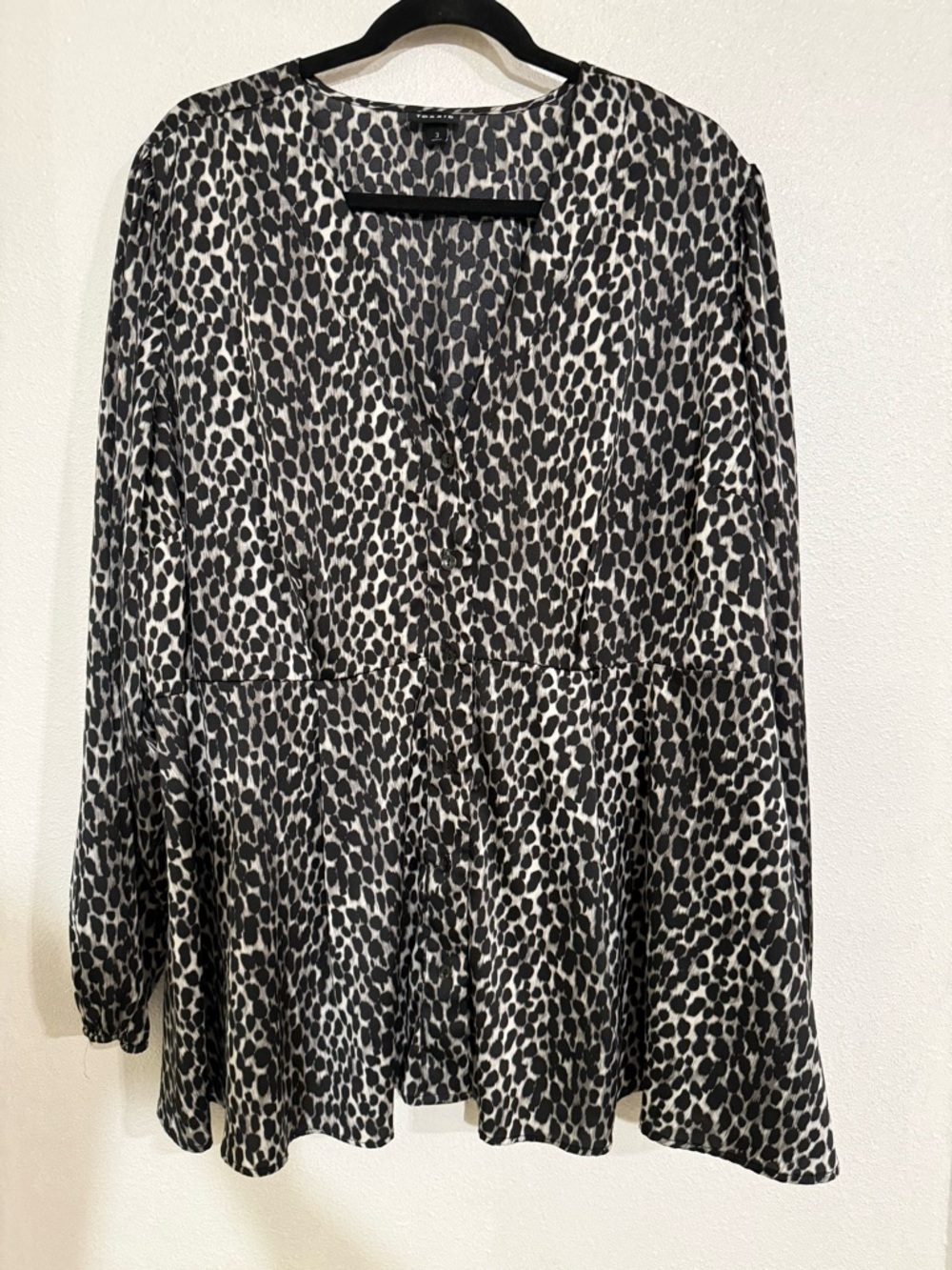 Torrid  Black & White animal print Leopard Peplum Top 3